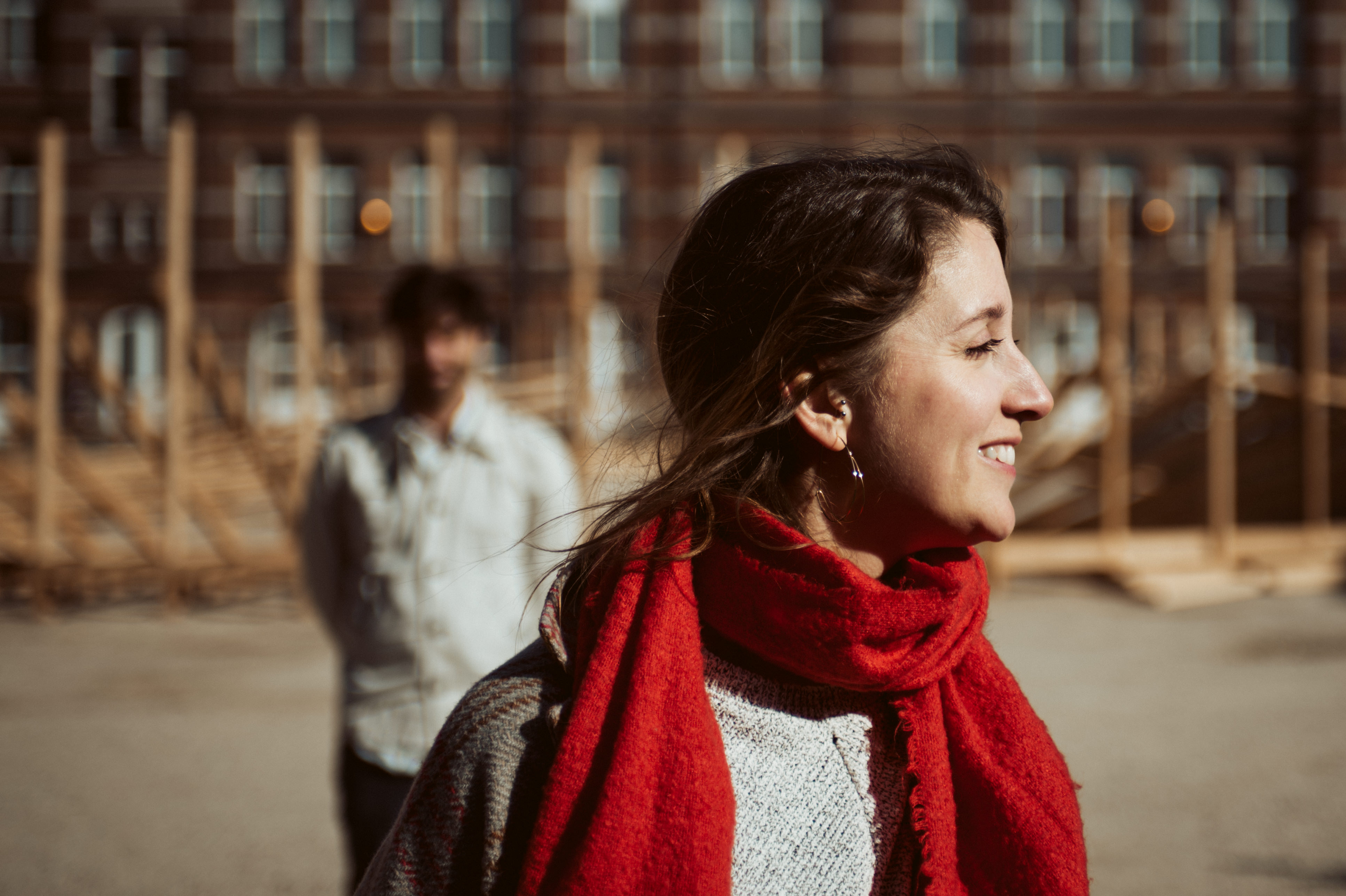 Brussels Engagement Session - girlfriend staring at the sun, he's int he background