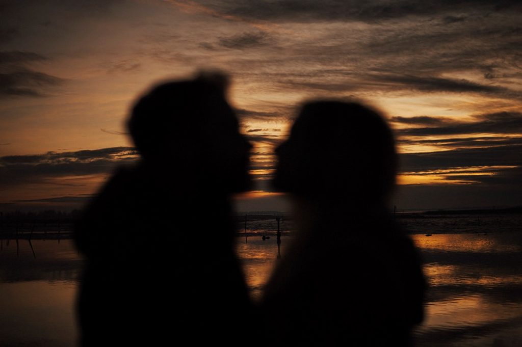 Silhouette floue d'un couple sur fond de coucher de soleil
