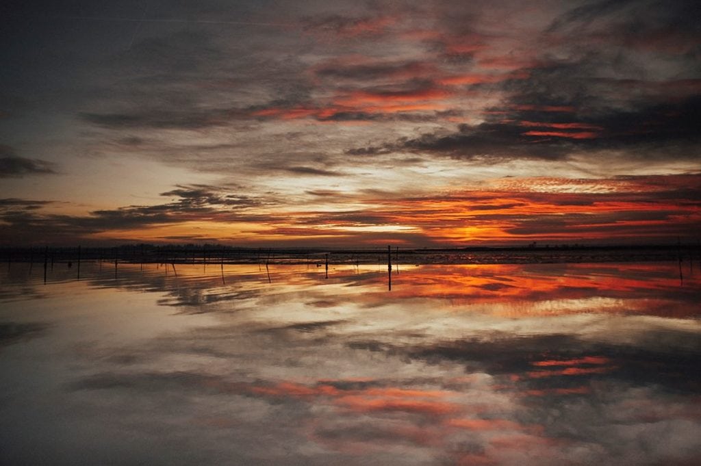 étonnant paysage de coucher de soleil se reflétant sur un lagon
